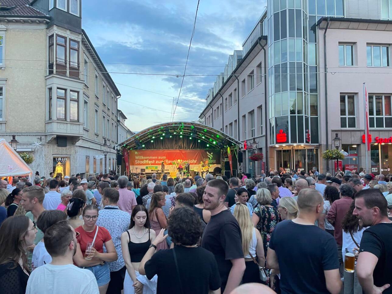 Menschen vor der Bühne bei der Sparkasse